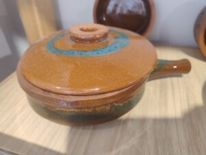 طاسة فخار صغيرة بغطاء