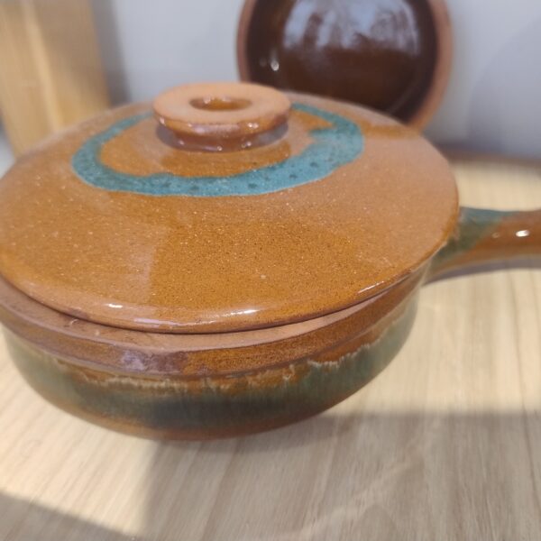 طاسة فخار صغيرة بغطاء