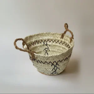 سلة صغيرة / وعاء أغراض بخيوط ملونة